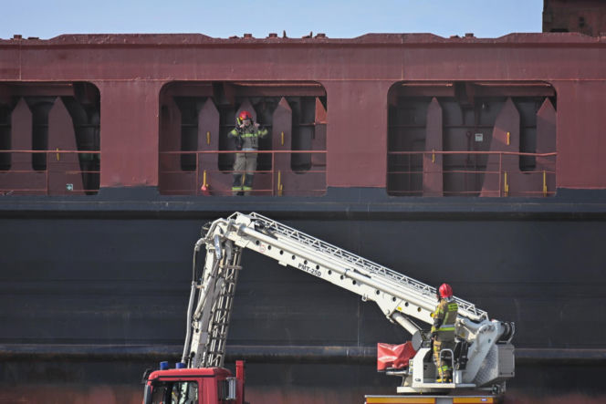 Pożar statku w Nowym Porcie w Gdańsku. Jednostka pływa pod banderą Cypru, a na jej pokładzie przebywało 25 członków załogi