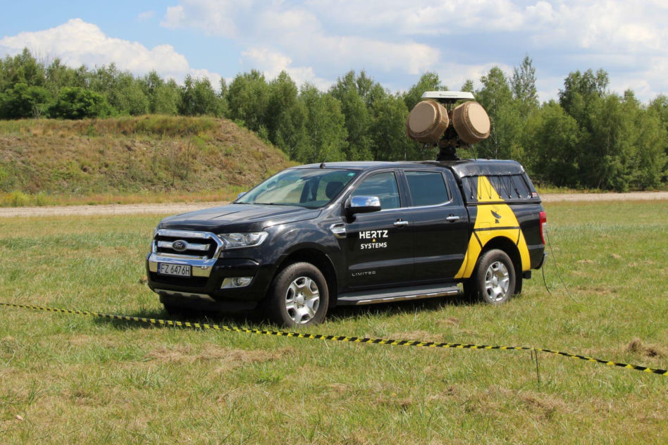 Radary systemu antydronowego Hertz Hawk na pojeździe