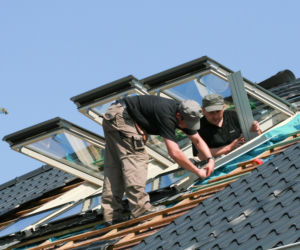 Najczęściej popełniane błędy przy wymianie okien dachowych. Jak ich uniknąć? PORADNIK remontowy