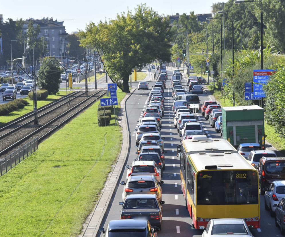 Warszawa stanęła. Gigantyczne korki przez remonty i zwężenia