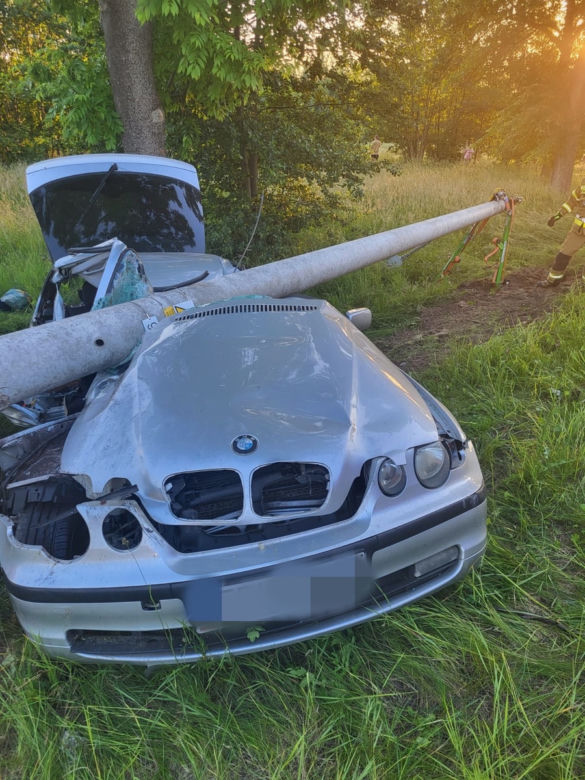 Kamień. Pijany 30-latek nie wyrobił na zakręcie. Z BMW nic nie zostało...