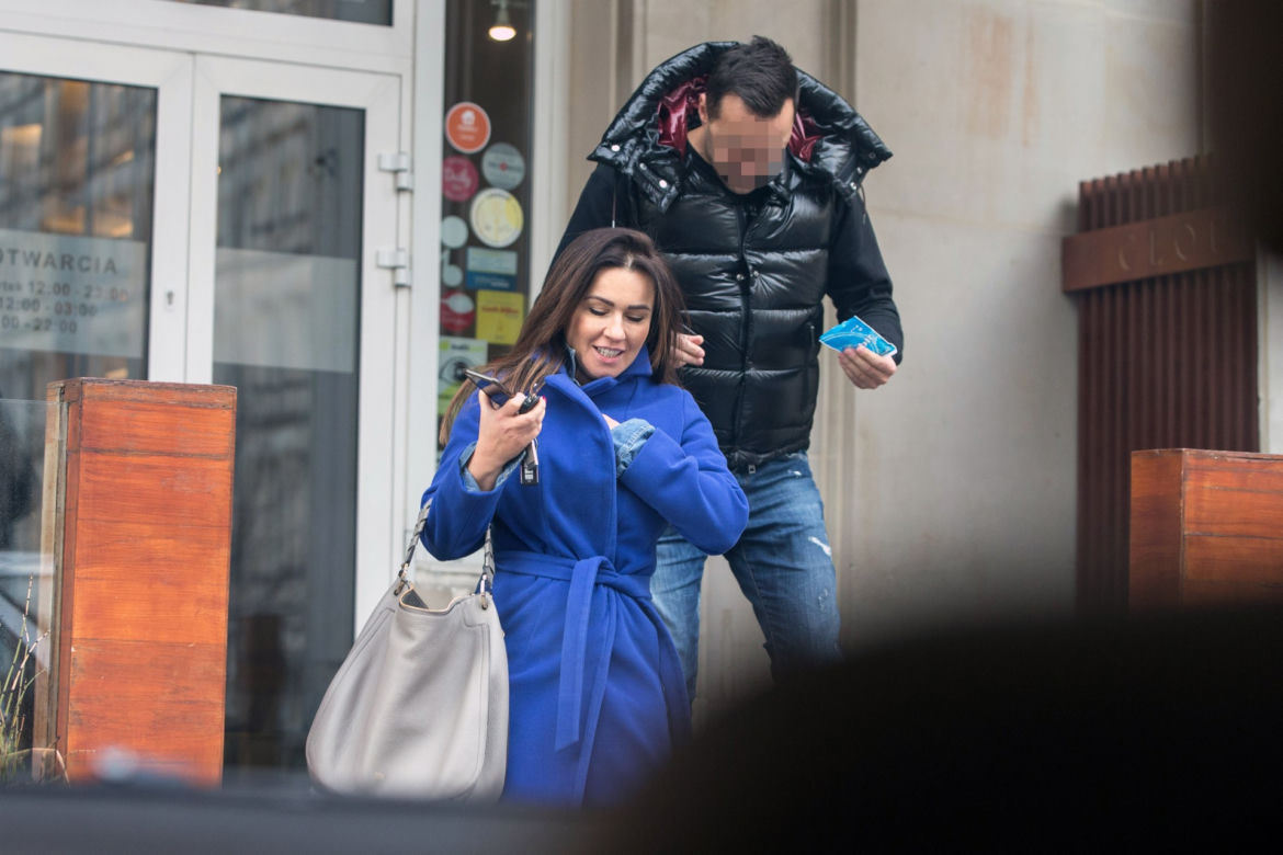 Beata Tadla z partnerem trzymają się za ręce. 