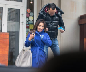 Beata Tadla z partnerem trzymają się za ręce. 