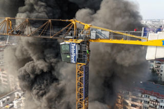 Pożar na Białołęce. Operator dźwigu walczył o życie na wysokościach, trafił do szpitala