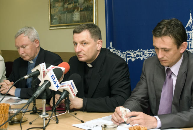 Konferencja prasowa przed zbiórką publiczną na budowę Pomnika Dzieci Utraconych w Koszalinie, czerwiec 2011 roku. (od lewej) ks. Henryk Romanik, bp Krzysztof Zadarko, Tomasz Sobieraj