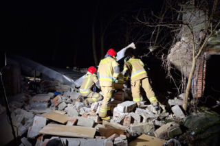 Dom jednorodzinny uległ zawaleniu! Ratownicy przeszukują gruzowisko. Doszło do wybuchu? Dramat pod Zgierzem