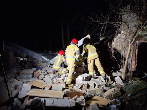 Dom jednorodzinny uległ zawaleniu! Ratownicy przeszukują gruzowisko. Doszło do wybuchu? Dramat pod Zgierzem