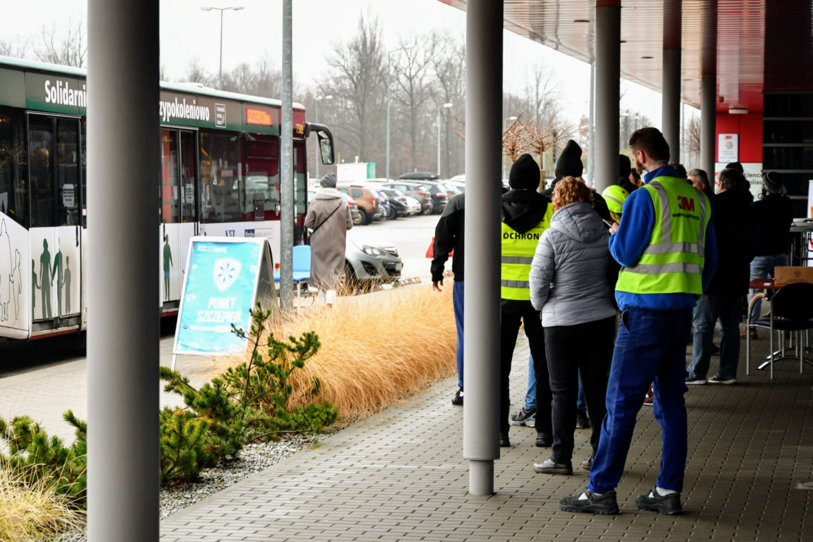 We wrocławskim SZCZEPCIObusie zaszczepiło się już ponad 13 tys. osób