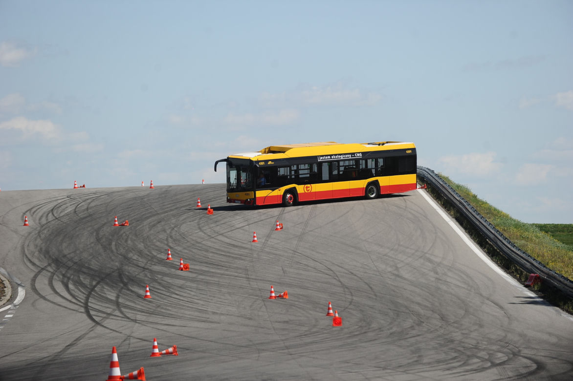 Pachołki latały jak kręgle. Tak wyglądały mistrzostwa kierowców autobusów 