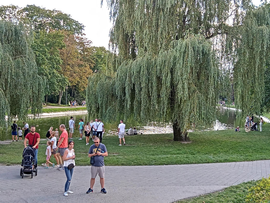 Ostatnia niedziela lata 2023 w Kielcach. Tłumy w centrum miasta