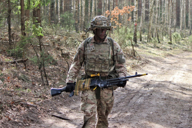 Brytyjscy żołnierze, ćwiczenia na poligonie