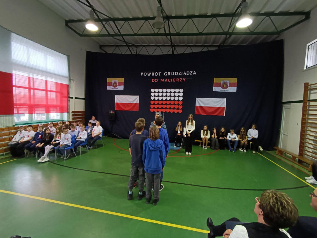 Apel uczniów SP nr 1 o 105. rocznicy powrotu Grudziądza do macierzy