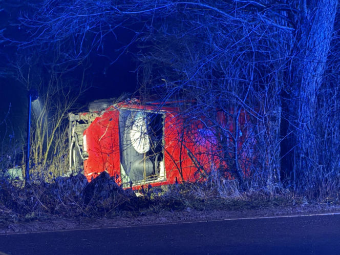 Makabryczne dachowanie auta na Mazowszu. 41-latek zginął uwięziony w blaszanej pułapce