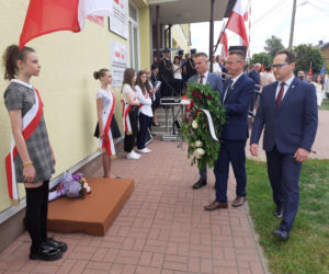 Dąbrówka Stany, gmina Skórzec: nowym wozem strażackim, po nowej drodze, do nowej szkoły