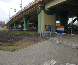 Piesi brodzą w błocie pod Mostem Uniwersyteckim w Bydgoszczy