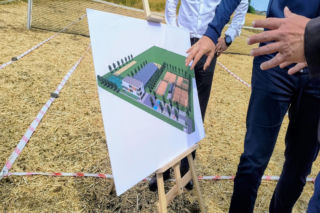 Tu na razie jest ściernisko, ale będą tenisowe korty