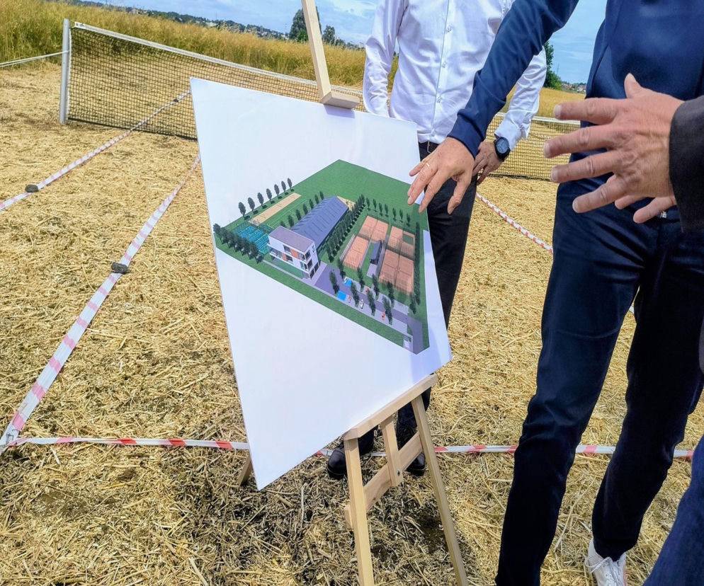 Tu na razie jest ściernisko, ale będą tenisowe korty