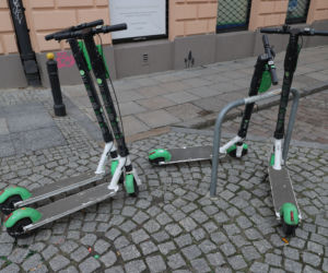 Warszawa ujarzmia hulajnogi. Nie rozpędzisz się na bulwarach i deptakach 