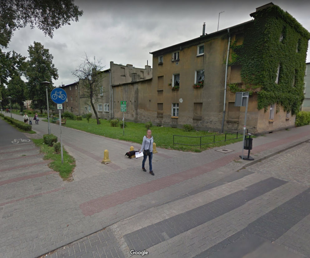 Policyjny pościg za piratem drogowym w taksówce - w centrum Leszna między pieszymi