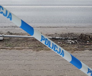 Wyrwał znak drogowy. Będzie się tłumaczył przed sądem