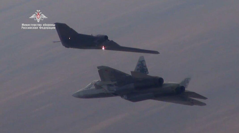 Rosja pokazała dwumiejscowego Su-57. Czy to gra o miliardy z Indiami?