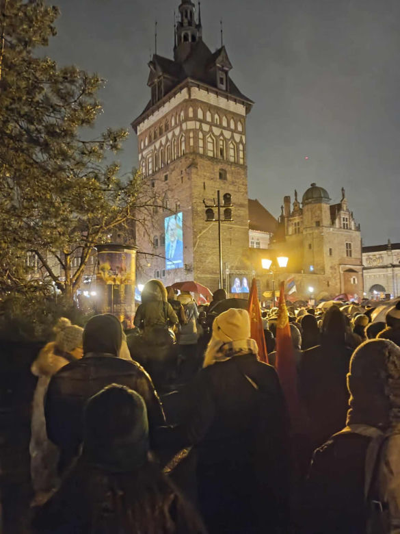 Światełko dla Pawła Adamowicza. Tłumy na wiecu w Gdańsku 