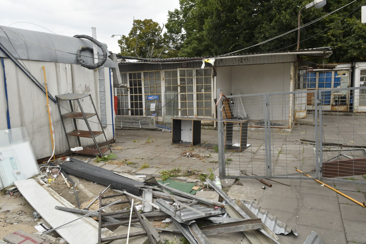 Burzą bazar na Banacha).