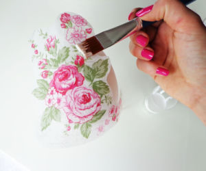 Pisanki decoupage krok po kroku: nakładamy klej