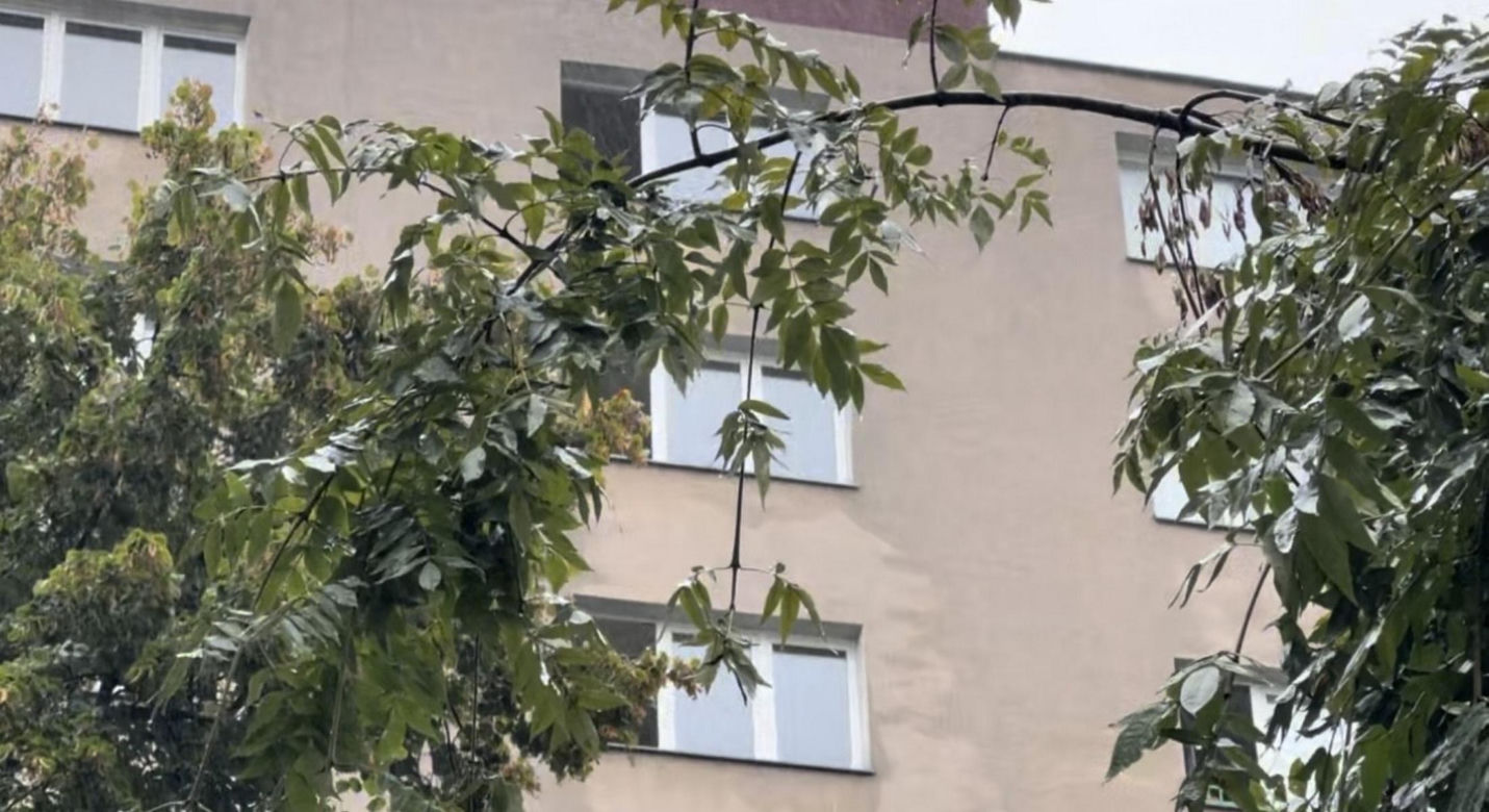 Uratowali kobietę stojącą na parapecie. 2 dni później doszło do tragedii. Jej ciało leżało pod blokiem