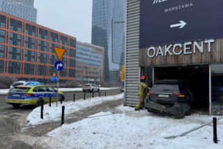 Niebezpieczny wypadek w Warszawie. Kierujący Mercedesem skończył jazdę w budynku