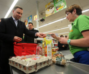 Andrzej Duda porównał ceny na Słowacji i w Polsce. Drożej w euro....