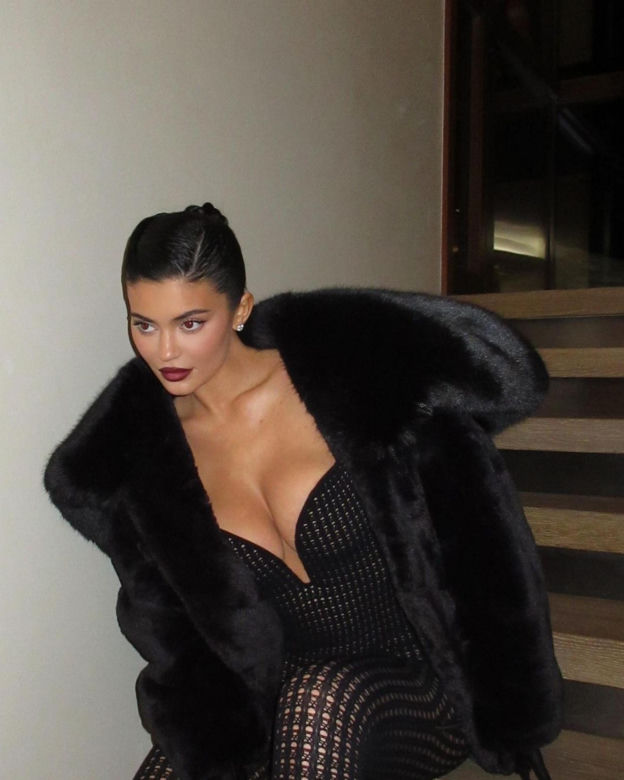 Kylie Jenner przez przypadek pokazała się bez makijażu. Fani w szoku! "Zupełnie inna osoba"