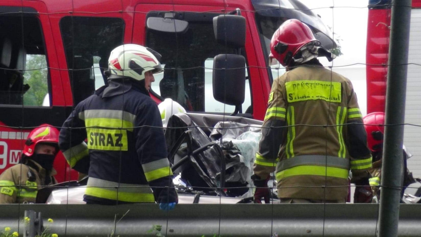 Śmierć na S8. Wbił się w stojącą na poboczu ciężarówkę. Z auta nic nie zostało 