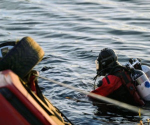Auto wpadło do zbiornika wodnego w Bolimowie. Dwoje nastolatków nie żyje
