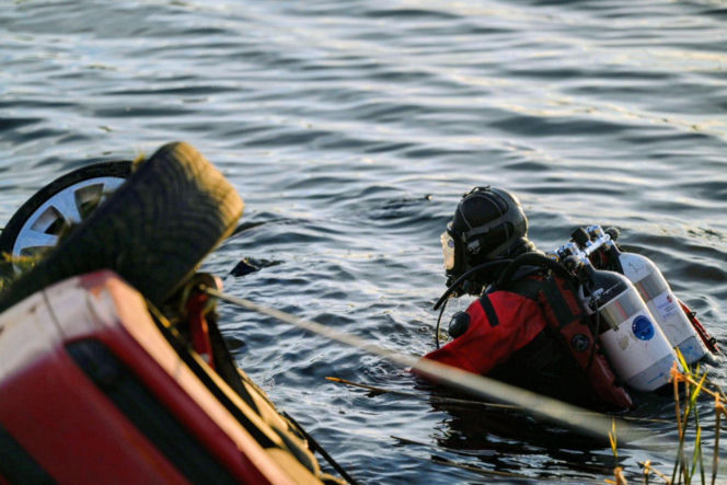 Auto wpadło do zbiornika wodnego w Bolimowie. Dwoje nastolatków nie żyje