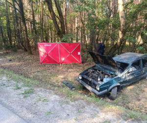 Tragedia o świcie w Wólce Żabnej. Volkswagen dachował w rowie, nie żyje 22-latek