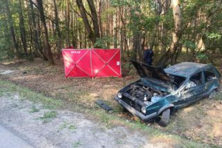 Tragedia o świcie w Wólce Żabnej. Volkswagen dachował w rowie, nie żyje 22-latek