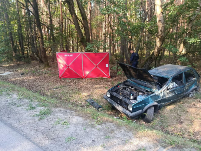 Tragedia o świcie w Wólce Żabnej. Volkswagen dachował w rowie, nie żyje 22-latek