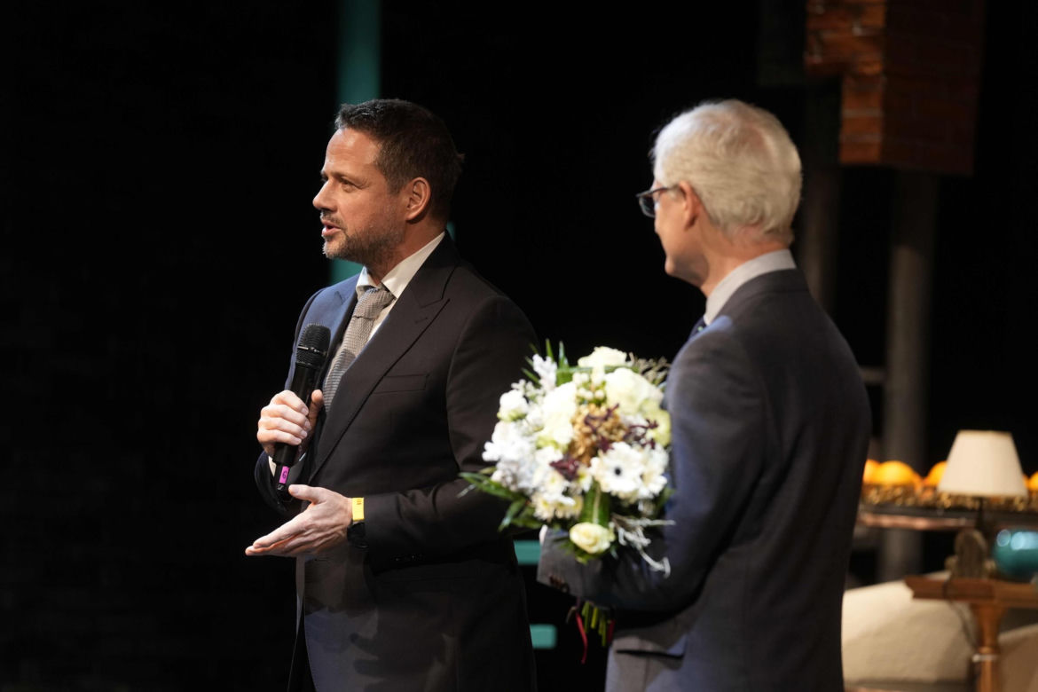 Trzaskowski wśród gwiazd. Prezydent błyszczał na premierze w Teatrze 6.Piętro