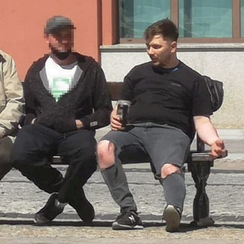 Daniel Martyniuk z puszką piwa w ręce w centrum Białegostoku
