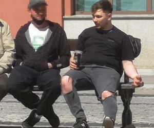 Daniel Martyniuk z puszką piwa w ręce w centrum Białegostoku
