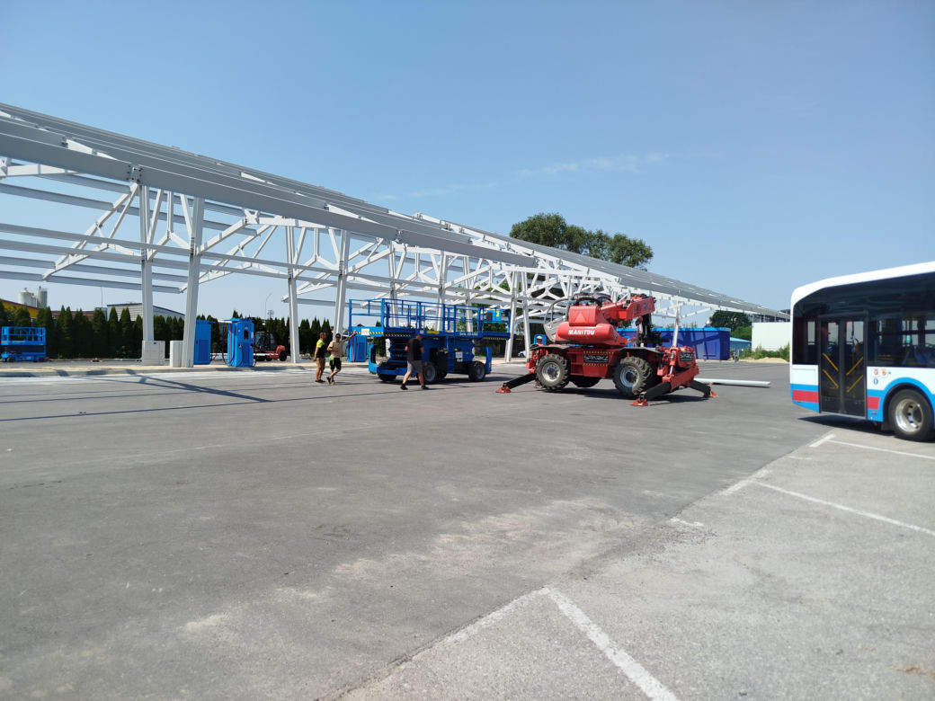 Na terenie MPK w Siedlcach powstaje już wiata dla autobusów elektrycznych. Ogromna konstrukcja robi wrażenie!
