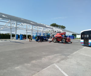 Na terenie MPK w Siedlcach powstaje już wiata dla autobusów elektrycznych. Ogromna konstrukcja robi wrażenie!