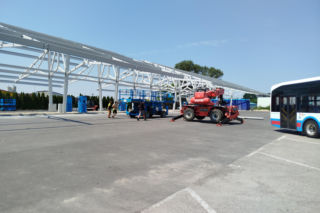 Na terenie MPK w Siedlcach powstaje już wiata dla autobusów elektrycznych. Ogromna konstrukcja robi wrażenie!