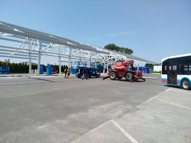 Na terenie MPK w Siedlcach powstaje już wiata dla autobusów elektrycznych. Ogromna konstrukcja robi wrażenie!