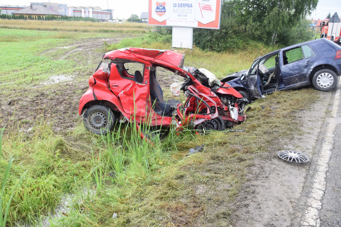 W Niecieczy zginął kierowca. Wypadł z drogi i dachował