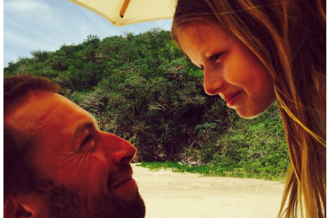 Córka Gwyneth Paltrow i Chrisa Martina idzie w ślady taty. Zobacz, jak śpiewa córka lidera Coldplay