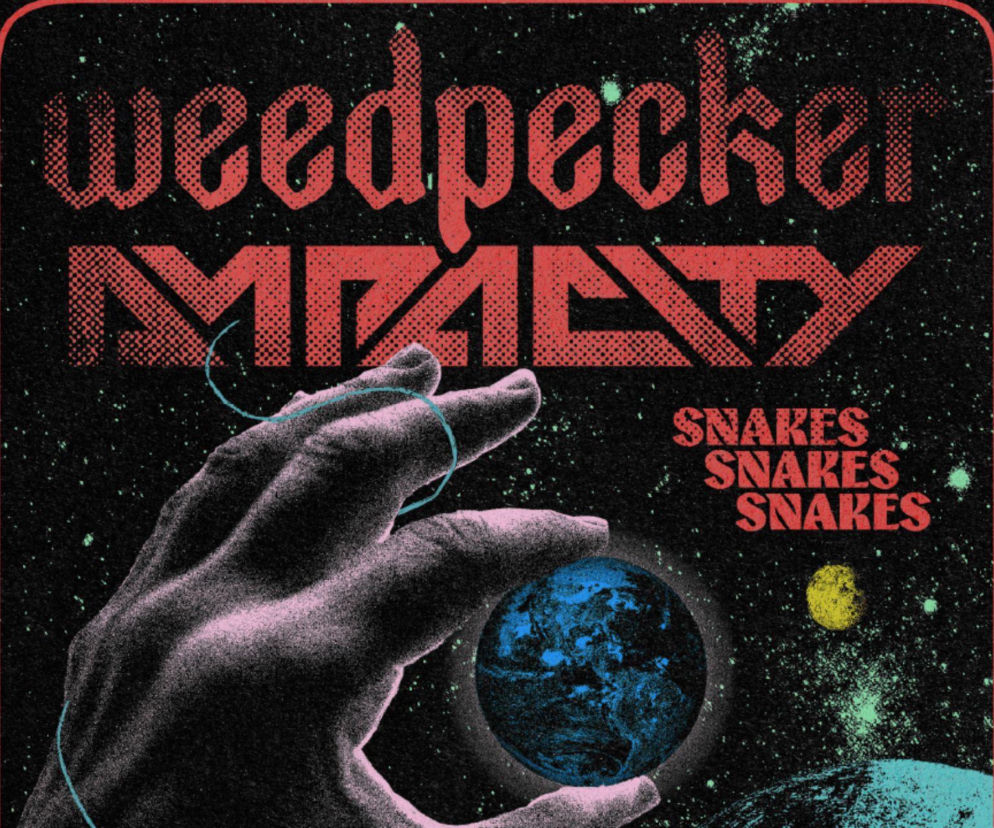 Dłoń trzymająca planetę Ziemia na tle kosmosu i logotypów Weedpecker oraz Ampacity. O trasie koncertowej czytaj w EskaRock.