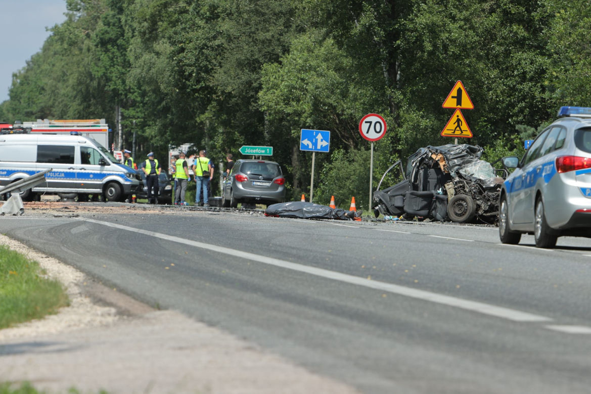 Masakra w Grębiszewie. Pojazdy zgniecione jak puszki