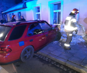 Groźny wypadek w Starym Sączu. Osobówka zderzyła się ze ścianą